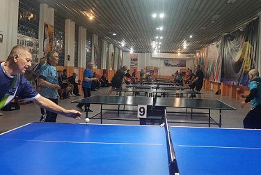 За теннисным столом – ветераны